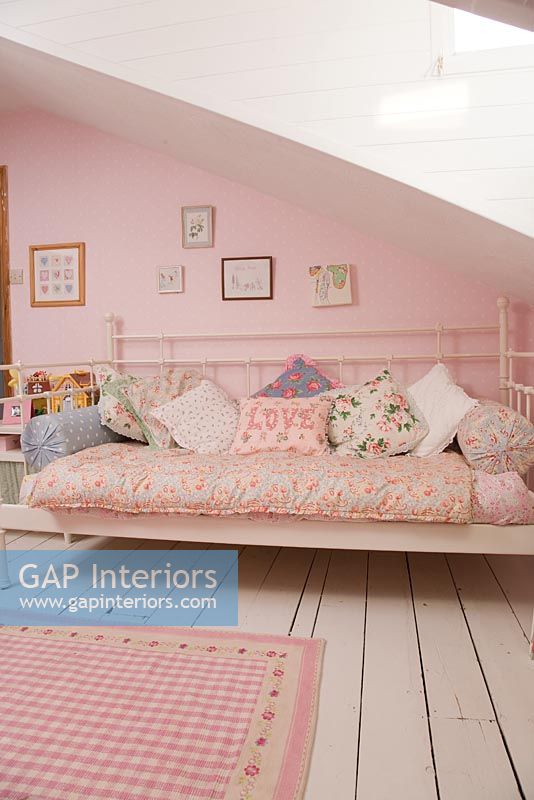 Pink childs bedroom 