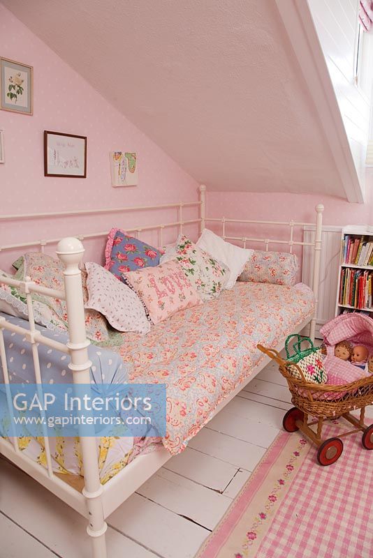 Pink childs bedroom 