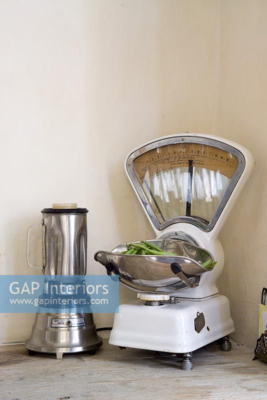 Retro blender and kitchen scales 