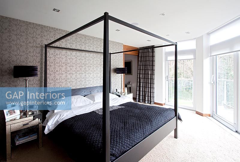 Four poster bed in modern bedroom 