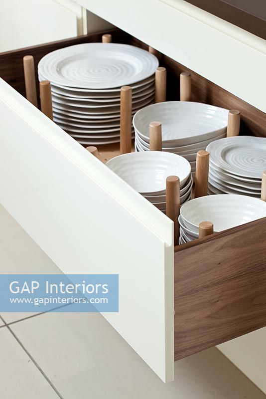 Deep drawer for storing plates