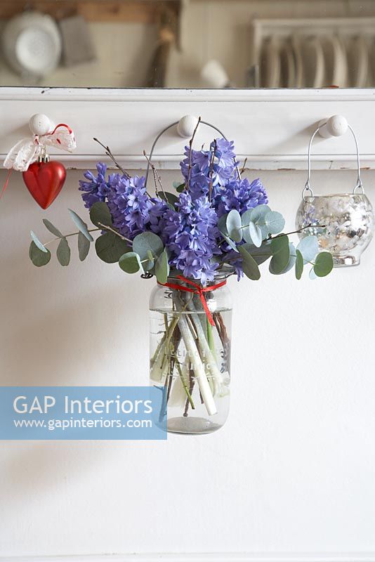 Classic flower arrangement in hanging vase 