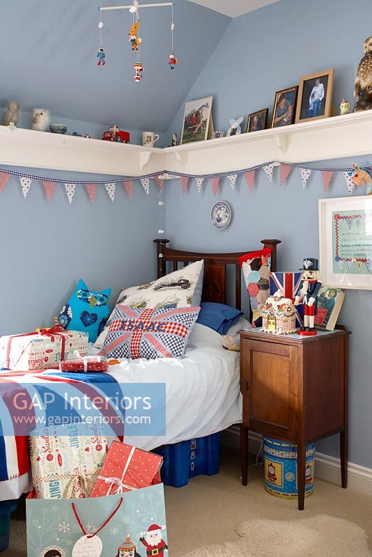 Childrens country bedroom at christmas