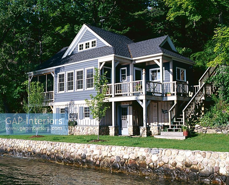 Exterior of lakeside country house 