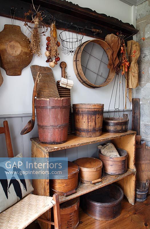 Collection of wooden kitchen accessories 