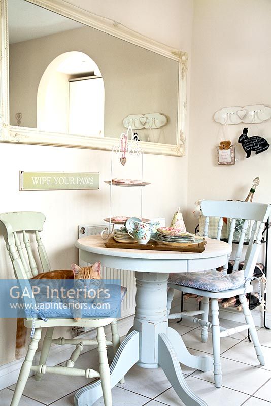 Country style dining furniture