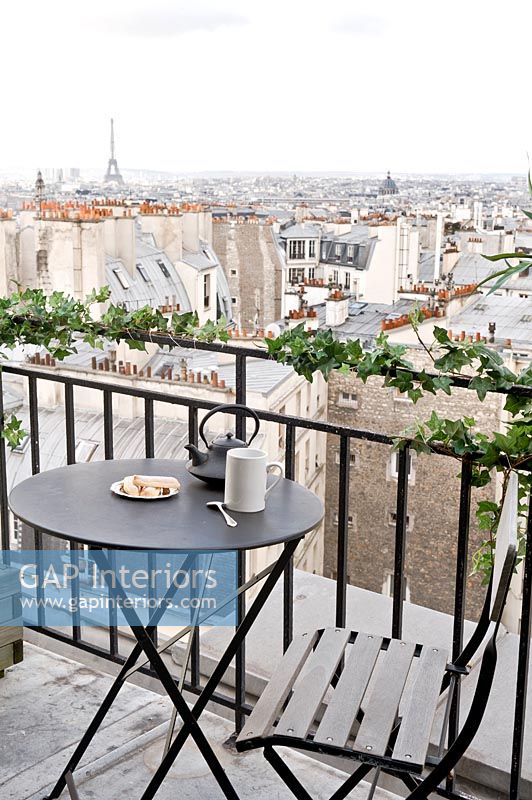 Balcony with views over Paris