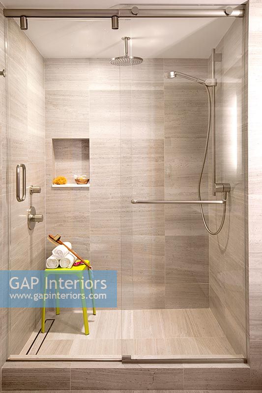 Shower cubicle with seat