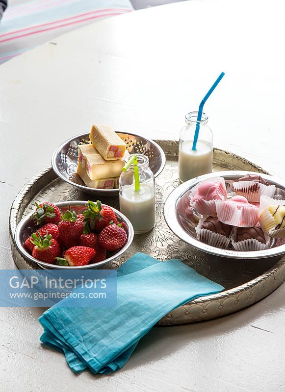 Food on patterned metal tray