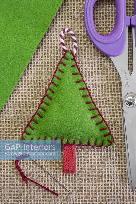 Making stitched felt christmas decorations - A miniature christmas tree made from felt and decorative string