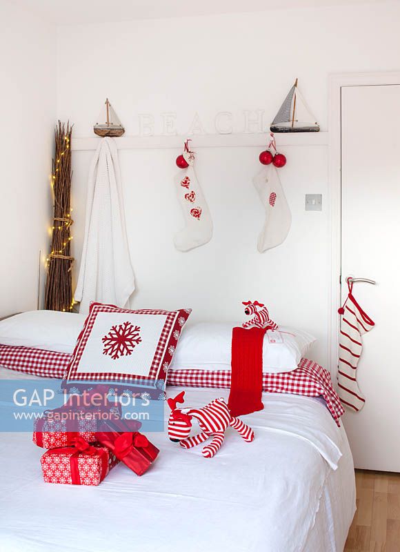 Childs bedroom decorated for christmas
