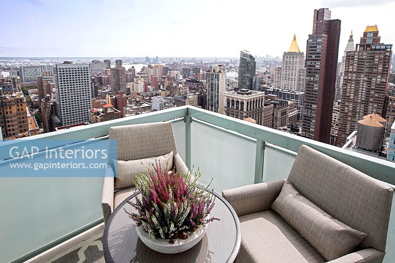Balcony with views over New York