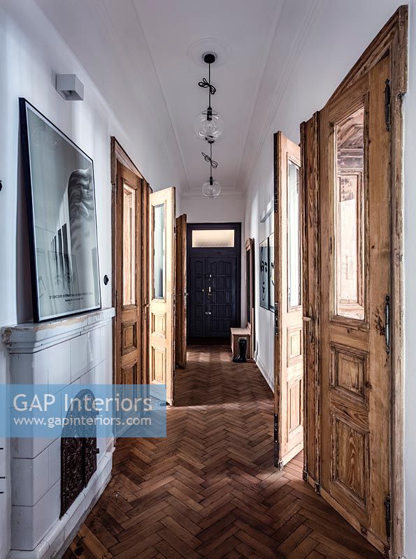 Entrance hall with parquet flooring