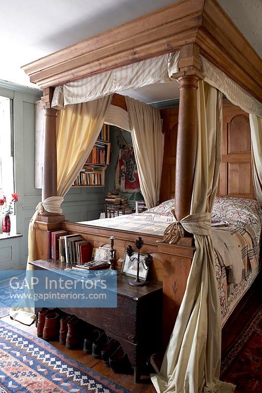 Fourposter bed