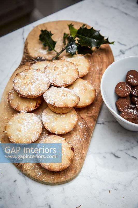 Mince pies on wooden platter
