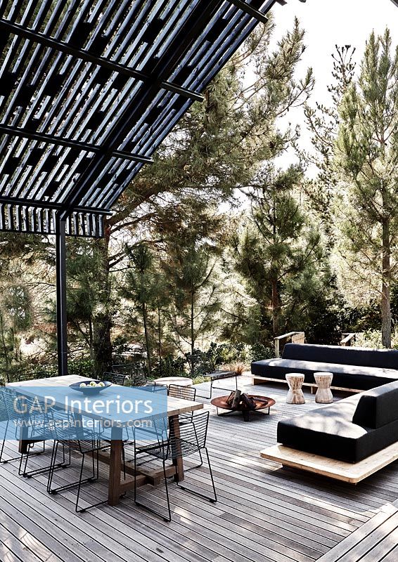 Modern outdoor living and dining area 