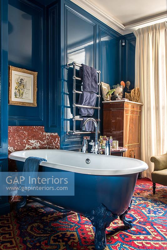 Blue and white classic bathroom 