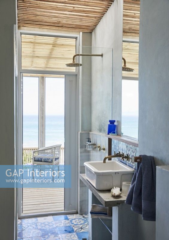 Small shower cubicle with door to terrace and sea view