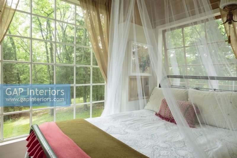 Itâ€™s easy to just daydream on the antique iron bed and connect to Earthâ€™s rhythms through the ample windows. The sheer canopy adds to the romance of the setting.