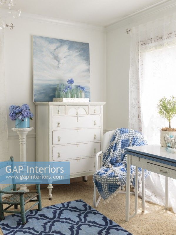 Blues and whites imbue a corner of the den with serene comfort.