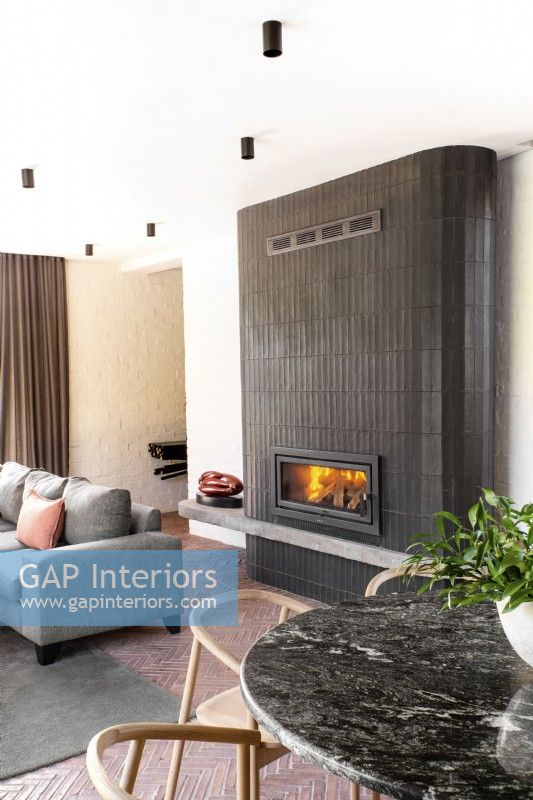 Fireplace with tile cladding 