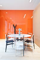 Contemporary dining room with Gio Ponti chairs and Saarinen table