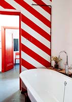 Stripy wall in bathroom