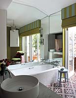 Bath with mirrored wall