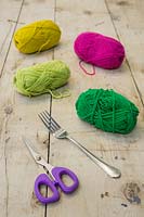 Making christmas pompom decorations from wool