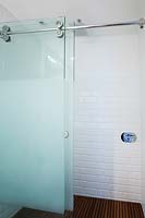 Shower cubicle with sliding door