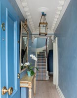 Blue entrance hall with polished plaster walls