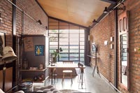 Small industrial open plan apartment 