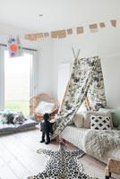 Tepee style canopy over childrens bed 
