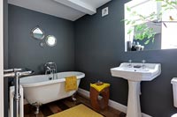 Modern monochrome bathroom 