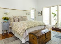 Plumped-up pillows and sumptuous paisley bedding give the bedroom and easy elegance.
