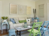 Colorful and versatile furnishings make the living room comfortable.