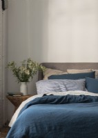Blue bedlinen with blue striped pillow detail