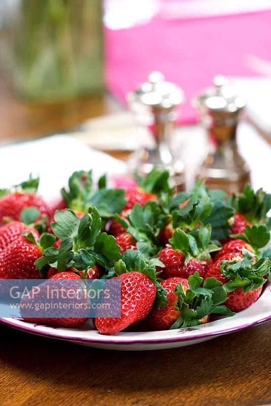 Strawberries on plate 