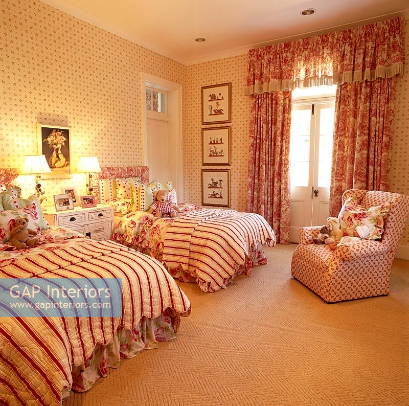 Childrens bedroom with twin beds