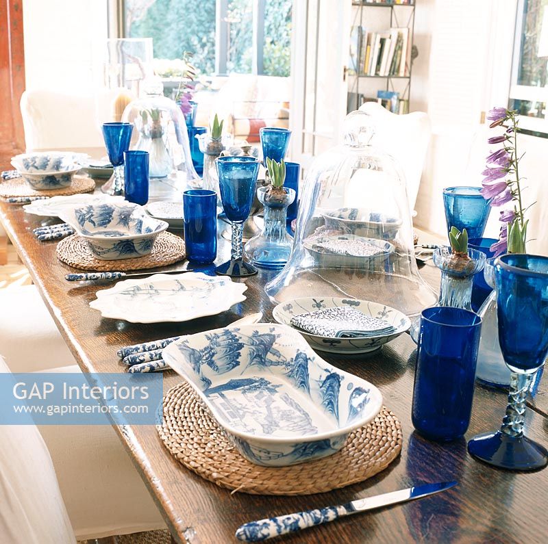 Dining table setting 