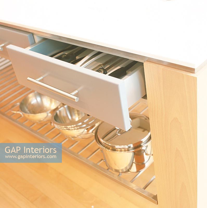 Cooling rack and drawer in kitchen