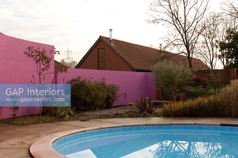 Contemporary garden with round swimming pool
