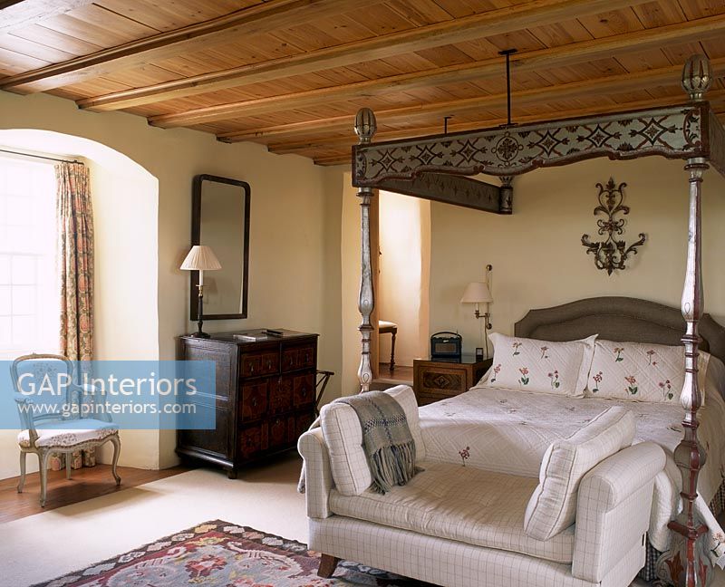 Traditional bedroom 