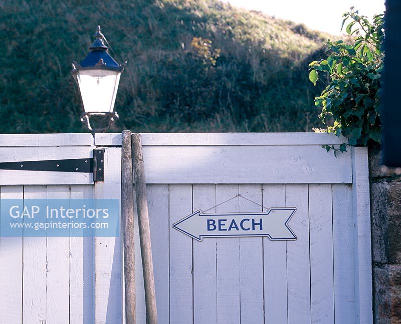 Outbuilding with sign to beach 