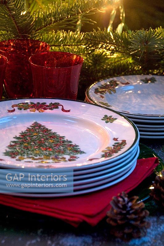 Christmas tree plate table settings.