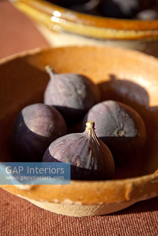 Detail of figs in a bowl