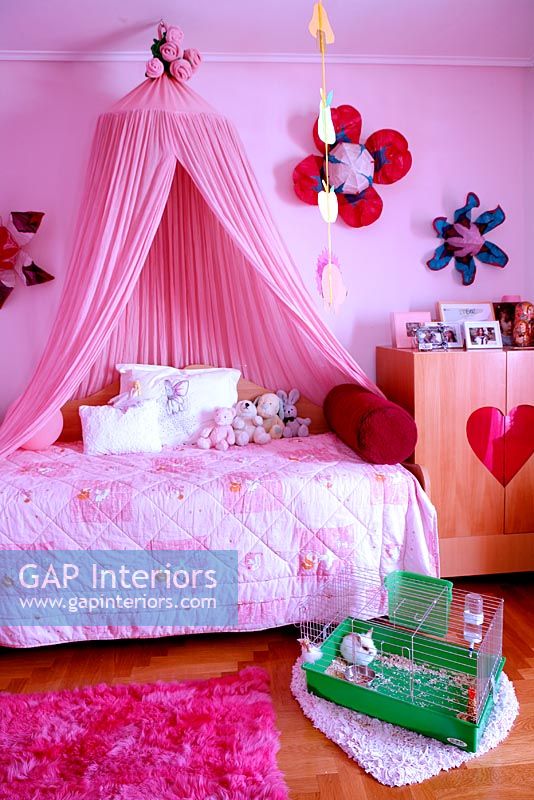 Girls modern pink bedroom 