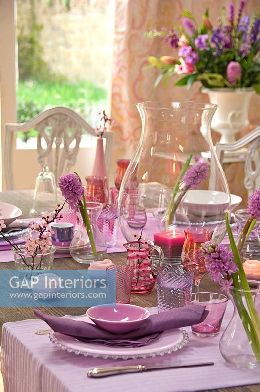 Dining table with lilac accessories 