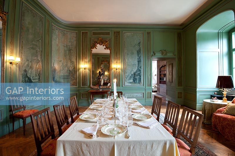 Classic dining room 