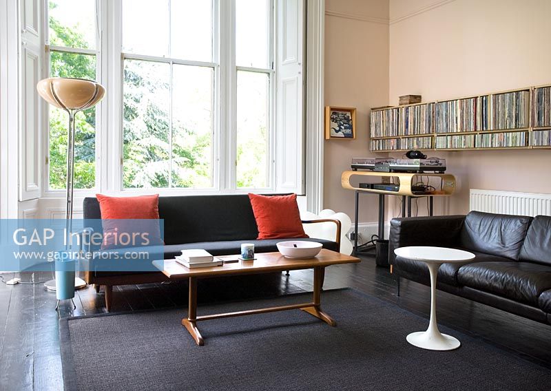 Modern living room with vintage furniture 